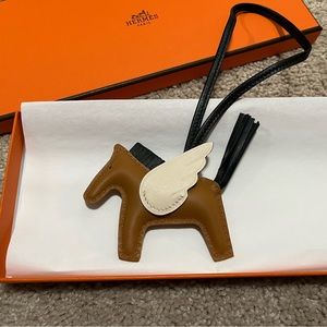 Hermes Rodeo Pegase PM Charm, color chai